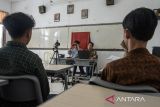 Petugas melakukan  proses perekaman KTP (kartu tanda penduduk) elektronik bagi pelajar di SMAN 6 Bandung, Bandung, Jawa Barat, Rabu (2/10/2024). Pemerintah Kota Bandung terus melakukan percepatan perekaman data KTP elektronik guna peningkatan partisipasi pemilih pada pilkada Jawa Barat 2024 dengan jumlah yang telah terealisasi sebanyak 1.913.266 orang dari target 1.924.425 orang hingga akhir 2024. ANTARA FOTO/Novrian Arbi/agr