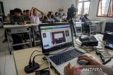 Petugas melakukan  proses perekaman KTP (kartu tanda penduduk) elektronik bagi pelajar di SMAN 6 Bandung, Bandung, Jawa Barat, Rabu (2/10/2024). Pemerintah Kota Bandung terus melakukan percepatan perekaman data KTP elektronik guna peningkatan partisipasi pemilih pada pilkada Jawa Barat 2024 dengan jumlah yang telah terealisasi sebanyak 1.913.266 orang dari target 1.924.425 orang hingga akhir 2024. ANTARA FOTO/Novrian Arbi/agr