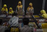 Sejumlah murid sekolah dasar mengikuti pelatihan pembuatan kain batik motif Banten di Sentra Industri dan Pelatihan Batik Banten, Kota Serang, Banten, Rabu (2/10/2024). Kegiatan tersebut digelar dalam rangka peringatan Hari Batik Nasional sekaligus memberikan edukasi dan pengenalan tentang batik khas Banten kepada generasi muda. ANTARA FOTO/Angga Budhiyanto/gp