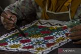 Seorang murid sekolah dasar mengikuti pelatihan pembuatan kain batik motif Banten di Sentra Industri dan Pelatihan Batik Banten, Kota Serang, Banten, Rabu (2/10/2024). Kegiatan tersebut digelar dalam rangka peringatan Hari Batik Nasional sekaligus memberikan edukasi dan pengenalan tentang batik khas Banten kepada generasi muda. ANTARA FOTO/Angga Budhiyanto/gp