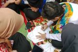 2. Sejumlah siswa sedang menggambar desain batik sebelum membatik di SMKN 5, di Pontianak, Kalimantan Barat, Rabu pagi (2/10/2024). Acara 