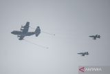 Latihan HUT ke-79 TNI. Pesawat hercules dan pesawat tempur TNI AU membentuk formasi terbang pada latihan HUT ke-79 TNI di Lapangan Silang Monumen Nasional (Monas), Gambir, Jakarta, Rabu (2/10/2024). Puncak acara HUT ke-79 TNI akan berlangsung di Monas pada 5 Oktober 2024 dengan mengusung tema TNI modern bersama rakyat siap mengawal suksesi pemimpinan nasional untuk Indonesia Maju. ANTARA FOTO/Aprillio Akbar/wpa.ANTARA FOTO/Aprillio Akbar (ANTARA FOTO/Aprillio Akbar)