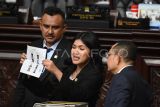 Anggota termuda DPD RI periode 2024-2029 Larasati Moriska (tengah) memeriksa surat suara yang sudah tercoblos saat Sidang Paripurna Pemilihan Pimpinan DPD RI periode 2024-2029 di Gedung Nusantara V, Kompleks Parlemen, Jakarta, Rabu (2/10/2024) dini hari. ANTARA FOTO/Aditya Pradana Putra/agr