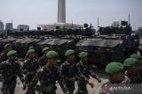 Sejumlah prajurit TNI AD berjalan di samping kendaraan tempur yang dihadirkan dalam acara penyerahan alat peralatan pertahanan dan keamanan (Alpalhankam) TNI di Lapangan Silang Monumen Nasional (Monas), Gambir, Jakarta, Rabu (2/10/2024). Kementerian Pertahanan (Kemhan) menyerahkan sebanyak 769 unit alpalhankam berupa kendaraan tempur, kendaraan taktis, kendaraan khusus, sepeda motor listrik, kendaran pperasional, dan kendaraan angkut pasukan yang akan digunakan oleh jajaran saturan Mabes TNI, TNI AD, TNI AL, dan TNI AU. ANTARA FOTO/Aprillio Akbar/rwa/gp