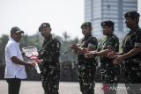 Wamenhan MuhammadÂ Herindra (kiri) menyerahkan mockup kunci kendaraan kepada Panglima TNI Jenderal TNI Agus Subiyanto (kedua kiri) disaksikan KSAU Marsekal TNI Mohamad Tonny Harjono (kanan), KSAL Laksamana TNI Muhammad Ali (kedua kanan), dan KSAD Jenderal TNI Maruli Simanjuntak (ketiga kanan) dalam acara penyerahan alat peralatan pertahanan dan keamanan (Alpalhankam) TNI di Lapangan Silang Monumen Nasional (Monas), Gambir, Jakarta, Rabu (2/10/2024). Kementerian Pertahanan (Kemhan) menyerahkan sebanyak 769 unit alpalhankam berupa kendaraan tempur, kendaraan taktis, kendaraan khusus, sepeda motor listrik, kendaran pperasional, dan kendaraan angkut pasukan yang akan digunakan oleh jajaran saturan Mabes TNI, TNI AD, TNI AL, dan TNI AU. ANTARA FOTO/Aprillio Akbar/rwa/gp