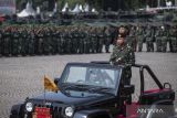 Panglima TNI Jenderal TNI Agus Subiyanto (kanan) meninjau pasukan dalam acara peresmian Batalyon Infranteri (Yonif) penyangga daerah rawan (PDR) di Lapangan Silang Monumen Nasional (Monas), Gambir, Jakarta, Rabu (2/10/2024). Panglima TNI Jenderal TNI Agus Subiyanto meresmikan lima Batalyon Infranteri penyangga daerah rawan yang akan ditempatkan di Papua, Papua Selatan, dan Papua Barat Daya guna membantu program pemerintah dalam percepatan pembangunan wilayah. ANTARA FOTO/Aprillio Akbar/rwa/gp