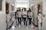 Presiden Joko Widodo (ketiga kanan) didampingi Menteri Kesehatan Budi Gunadi Sadikin (keempat kiri) dan Mendagri Tito Karnavian (ketiga kiri) berinteraksi dengan para perawat saat meninjau RSUD Kefamenanu di Kabupaten Timor Tengah Utara, NTT, Rabu (2/10/2024). Presiden Joko Widodo melihat langsung kondisi dan pelayanan di RSUD tersebut dan akan menambah fasilitas beserta alat kesehatannya guna memenuhi kebutuhan masyarakat yang terus meningkat. ANTARA FOTO/Sigid Kurniawan/rwa/gp