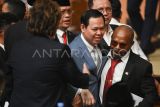 Anggota DPD RI Sultan B Najamudin (tengah) mendapatkan pelukan dari rekan sesama anggota DPD usai terpilih sebagai Ketua DPD RI periode 2024-2029 saat Sidang Paripurna Pemilihan Pimpinan DPD RI di Gedung Nusantara V, Kompleks Parlemen, Jakarta, Rabu (2/10/2024) dini hari. Sultan B Najamudin resmi terpilih sebagai Ketua Dewan Perwakilan Daerah (DPD) RI periode 2024-2029 dengan perolehan 95 suara mengungguli rivalnya La Nyalla Mattalitti yang memperoleh 56 suara. ANTARA FOTO/Aditya Pradana Putra/agr