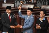 Ketua DPD RI terpilih periode 2024-2029 Sultan B Najamudin (tengah) didampingi Wakil Ketua DPD RI terpilih GKR Hemas (kanan) menerima palu sidang dari anggota DPD periode 2024-2029 Ismeth Abdullah (kiri) saat Sidang Paripurna Pemilihan Pimpinan DPD RI di Gedung Nusantara V, Kompleks Parlemen, Jakarta, Rabu (2/10/2024) dini hari. Sultan B Najamudin resmi terpilih sebagai Ketua Dewan Perwakilan Daerah (DPD) RI periode 2024-2029 dengan perolehan 95 suara mengungguli rivalnya La Nyalla Mattalitti yang memperoleh 56 suara. ANTARA FOTO/Aditya Pradana Putra/agr