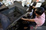 Pekerja menggunakan alat tradisional meroasting  biji kopi menjadi bubuk kopi di UMKM Adun Kopi tradisional  , kabupaten Aceh Besar, Aceh, Selasa (1/10/2024).  Menurut pelaku UMKM kopi tradisional di daerah itu, prospek pemasaran komoditas bubuk kopi tradisional terus membaik dan produksinya juga meningkat hingga 30 persen menjadi Rp1,5 ton per bulan dengan pangsa pasarnya sejumlah provinsi di Indonesia, sedangkan harga masih stabil dari Rp100.000 hingga Rp400.000 per kilogram menurut jenis kopi dan kualitasnya.  ANTARA FOTO/Ampelsa.