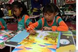 Pelajar mengikuti lomba menggambar dalam Festival Tabebuya 2024 di Pusat Pendidikan (pusdik) Artileri Pertahanan Udara (Arhanud), Pendem, Batu, Jawa Timur, Kamis (3/10/2024). Festival tersebut diadakan setiap tahun ketika bunga tabebuya mekar yakni di awal bulan Oktober dan diisi dengan berbagai kegiatan antar alain pameran alutsista TNI, loma menggambar dan pameran Usaha Mikro Kecil Menengah (UMKM). Antara Jatim/Ari Bowo Sucipto/um