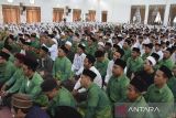 Jamaah dan santri mendengarkan orasi pasangan calon Gubernur dan Wakil Gubernur Jawa Barat Ahmad Syaikhu dan Ilham Habibie saat menghadiri acara Peringatan Maulid Nabi Muhammad SAW dan Riyadhoh Kubro di Islamic Center, Kabupaten Ciamis, Jawa Barat, Kamis (3/10/2024). Pasangan Ahmad Syaikhu-Ilham Habibie (Asih) meminta dukungan kepada keluarga besar Hamida dan Santri pondok pesantren Miftahul Huda. ANTARA FOTO/Adeng Bustomi/agr