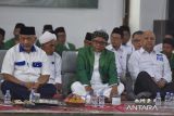 Ketua Dewan Pembina Himpunan Alumni Miftahul Huda (Hamida) KH Asep Maoshul Affandi (tengah) bersama paslon Gubernur dan Wakil Gubernur Jawa Barat Ahmad Syaikhu (kiri) dan Ilham Habibie (kanan) saat menghadiri acara Peringatan Maulid Nabi Muhammad SAW dan Riyadhoh Kubro di Islamic Center, Kabupaten Ciamis, Jawa Barat, Kamis (3/10/2024). Pasangan Ahmad Syaikhu-Ilham Habibie (Asih) meminta dukungan kepada keluarga besar Hamida dan Santri pondok pesantren Miftahul Huda. ANTARA FOTO/Adeng Bustomi/agr