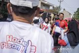 Calon Bupati Kabupaten Bandung Barat nomor urut tiga Hengky Kurniawan (kedua kanan) menyapa warga saat kampanye di Ngamprah, Kabupaten Bandung Barat, Jawa Barat, Kamis (3/10/2024). Dalam kampanye tersebut Hengky Kurniawan berkesempatan untuk berdialog serta mendengarkan aspirasi warga dan mengenalkan program kampanye seragam sekolah gratis untuk SD dan SMP, merdeka bersalin hingga bantuan minimal Rp1 miliar untuk satu desa. ANTARA FOTO/Abdan Syakura/agr
