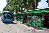 Bus melintas di samping kios pemberdayaan pedagang kaki lima di Terminal Leuwipanjang, Bandung, Jawa Barat, Kamis (3/10/2024). Kementerian Perhubungan dan Koperasi Konsumen Sabilulungan Balai Pengelola Transportasi Darat Jawa Barat memberdayakan pelaku UKM dan pedagang kaki lima yang ada di sekitar Terminal Leuwipanjang dengan menyediakan gerai untuk menjual produknya guna meningkatkan perekonomian masyarakat. ANTARA FOTO/Raisan Al Farisi/agr