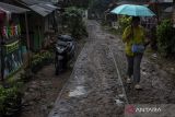 Pengendara sepeda motor melintasi jalur kereta api Rangkasbitung-Labuan yang tidak aktif di Desa Cigondang, Kecamatan Labuan, Pandeglang, Banten, Kamis (3/10/2024). Kementerian Perhubungan berencana melakukan reaktivasi jalur kereta api Rangkasbitung-Labuan pada tahun 2025 dengan nilai anggaran mencapai Rp500 miliar untuk memfasilitasi mobilitas masyarakat dan mempercepat distribusi barang di wilayah selatan Banten. ANTARA FOTO/Angga Budhiyanto/gp