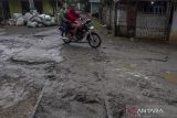 Pengendara sepeda motor melintasi jalur kereta api Rangkasbitung-Labuan yang tidak aktif di Desa Cigondang, Kecamatan Labuan, Pandeglang, Banten, Kamis (3/10/2024). Kementerian Perhubungan berencana melakukan reaktivasi jalur kereta api Rangkasbitung-Labuan pada tahun 2025 dengan nilai anggaran mencapai Rp500 miliar untuk memfasilitasi mobilitas masyarakat dan mempercepat distribusi barang di wilayah selatan Banten. ANTARA FOTO/Angga Budhiyanto/gp