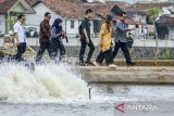 Wakil Menteri Kominfo Nezar Patria (kanan) didampingi Head of Regulatory and Government Affairs eFishery Luciana Dita Chandra (kedua kanan) meninjau Program Pembudidaya Ikan Go Digital di Kabupaten Sukabumi, Jawa Barat, Kamis (3/10/2024). Kemenkominfo berkolaborasi dengan perusahaan teknologi akuakultur asal Indonesia eFishery memberikan 60 eFeeder atau alat pemberi makan ikan otomatis buatan eFishery bagi 60 orang pembudidaya ikan di Sukabumi dan Pasuruan sehingga mampu meningkatkan efisiensi pakan hingga 30 persen dan meningkatkan kapasitas produksi hingga 25 persen. ANTARA FOTO/Novrian Arbi/agr
