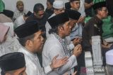 PJ Gubernur Banten A Muktabar (tengah) mengikuti ziarah di Kompleks Pemakaman Kesultanan Banten, Kota Serang, Banten, Kamis (3/10/2024). Ziarah yang dilaksanakan Pemerintah Pemprov Banten dan diikuti warga tersebut dalam rangka jelang peringatan HUT ke-24 Provinsi Banten yang jatuh pada Jumat (4/10/2024) besok. ANTARA FOTO/Muhammad Bagus Khoirunas/gp