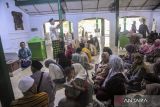 Sejumlah warga mengikuti ziarah di Kompleks Pemakaman Kesultanan Banten, Kota Serang, Banten, Kamis (3/10/2024). Ziarah yang dilaksanakan Pemerintah Pemprov Banten dan diikuti warga tersebut dalam rangka jelang peringatan HUT ke-24 Provinsi Banten yang jatuh pada Jumat (4/10/2024) besok. ANTARA FOTO/Muhammad Bagus Khoirunas/gp