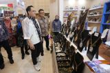 Pj Gubernur Jawa Timur Adhy Karyono (kiri) melihat produk aksesoris di salah satu stan saat pembukaan pameran Jatim Fest 2024 di Surabaya, Jawa Timur, Rabu (2/10/2024). Pameran yang berlangsung hingga 6 Oktober tersebut menyajikan produk-produk unggulan Jawa Timur, pertunjukan musik dan kegiatan interaktif dalam rangka memeriahkan HUT ke-79 Provinsi Jawa Timur. ANTARA Jatim/Moch Asim.