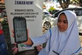 Mahasiswa memperlihatkan akun Jaminan Kesehatan Nasional (JKN) dari aplikasi mobile saat layanan jemput bola pengurusan kepesertaan dari Badan Penyelenggara Jaminan Sosial (BPJS) Kesehatan di Universitas Muhammadiyah, Banda Aceh, Aceh, Jumat (4/10/2024). BPJS Kesehatan mencatat jumlah peserta JKN hingga 1 Agustus 2024 telah mencapai 276.520.647 jiwa atau 98,19 persen, sesuai dengan target Rencana Pembangunan Jangka Menengah Nasional (RPJMN) tahun 2020-2024 kepesertaan JKN sebesar 98 persen, sehingga atas capaian ini Indonesia meraih predikat Universal Health Coverage (UHC) 2024. ANTARA FOTO/Khalis Surry