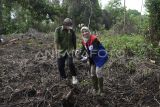 Head of Communication Relations & CID Zona 9 Elis Fauziyah (kanan) bersiap menanam bibit pohon mangrove di kawasan ekowisata Sungai Hitam Lestari di Samboja, Kutai Kartanegara, Kalimantan Timur, Selasa (1/10/2024). Pertamina EP Sangasanga Field memberikan pendampingan kepada kelompok sadar wisata (Pokdarwis) Sungai Hitam Lestari untuk melestarikan populasi Bekantan melalui upaya pemulihan dan revitalisasi habitatnya hingga perekonomian masyarakat sekitar ekowisata tersebut. Antara Kaltim/M Risyal Hidayat