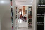 Seorang pengunjung sedang belajar di Perpustakaan Daerah, di Pontianak, Kalimantan Barat, Jumat siang (4/10/2024). Perpustakaan Daerah Kalimantan Barat menjadi salah satu tempat favorit bagi para pencinta buku dan pelajar untuk menambah wawasan serta menjadi tempat yang  ideal untuk membaca dan belajar. ANTARA KALBAR/Rhatu Dieva/Jhw.