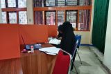 Sejumlah pengunjung sedang belajar bersama di Perpustakaan Daerah, di Pontianak, Kalimantan Barat, Jumat siang (4/10/2024). Perpustakaan Daerah Kalimantan Barat menjadi salah satu tempat favorit bagi para pencinta buku dan pelajar untuk menambah wawasan serta menjadi tempat yang  ideal untuk membaca dan belajar. ANTARA KALBAR/Rhatu Dieva/Jhw.