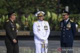 KSAD Jenderal TNI Maruli Simanjuntak (kiri) berbincang dengan KSAL Laksamana TNI Muhammad Ali (tengah), dan KSAU Marsekal TNI Mohamad Tonny Harjono (kanan) saat menghadiri acara ziarah nasional di Taman Makam Pahlawan Nasional Utama Kalibata, Jakarta, Jumat (4/10/2024). Ziarah tersebut dalam rangka peringatan HUT Ke-79 TNI tahun 2024. ANTARA FOTO/Aprillio Akbar/tom/gp