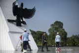 Panglima TNI Jenderal TNI Agus Subiyanto (tengah) berjalan usai meletakkan karangan bunga saat ziarah nasional di Taman Makam Pahlawan Nasional Utama Kalibata, Jakarta, Jumat (4/10/2024). Ziarah tersebut dalam rangka peringatan HUT Ke-79 TNI tahun 2024. ANTARA FOTO/Aprillio Akbar/tom/gp