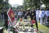 Panglima TNI Jenderal TNI Agus Subiyanto (tengah) menaburkan bunga di makam Presiden ke-3 RI BJ Habibie dalam saat nasional di Taman Makam Pahlawan Nasional Utama Kalibata, Jakarta, Jumat (4/10/2024). Ziarah tersebut dalam rangka peringatan HUT Ke-79 TNI tahun 2024. ANTARA FOTO/Aprillio Akbar/tom/gp