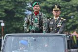 Kepala Staf Kodam Iskandar Muda (IM) Brigjen TNI Ayi Supriatna menginspeksi pasukan saat upacara peringatan HUT ke 79 Tentara Nasional Indonesia (TNI) di Lapangan Blang Padang, Banda Aceh, Aceh, Sabtu (5/10/2024). HUT ke 79 TNI mengusung tema TNI bersama rakyat siap mengawal suksesi kepemimpinan untuk Indonesia Maju, serta peringatan HUT di Aceh juga dimeriahkan dengan atraksi bela diri prajurit dan defile pasukan dari berbagai kesatuan jajaran Kodam IM. ANTARA FOTO/Khalis Surry