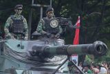 Sejumlah prajurit TNI berada di atas kendaraan tempur saat defile dalam perayaan peringatan HUT ke 79 Tentara Nasional Indonesia (TNI) di Lapangan Blang Padang, Banda Aceh, Aceh, Sabtu (5/10/2024). HUT ke 79 TNI mengusung tema TNI bersama rakyat siap mengawal suksesi kepemimpinan untuk Indonesia Maju, serta peringatan HUT di Aceh juga dimeriahkan dengan atraksi bela diri prajurit dan defile pasukan dari berbagai kesatuan jajaran Kodam IM. ANTARA FOTO/Khalis Surry