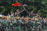 Sejumlah prajurit TNI AD meneriakkan yel-yelnya saat perayaan peringatan HUT ke 79 Tentara Nasional Indonesia (TNI) di Lapangan Blang Padang, Banda Aceh, Aceh, Sabtu (5/10/2024). HUT ke 79 TNI mengusung tema TNI bersama rakyat siap mengawal suksesi kepemimpinan untuk Indonesia Maju, serta peringatan HUT di Aceh juga dimeriahkan dengan atraksi bela diri prajurit dan defile pasukan dari berbagai kesatuan jajaran Kodam IM. ANTARA FOTO/Khalis Surry