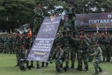 Sejumlah prajurit TNI AD menampilkan atraksi saat perayaan peringatan HUT ke 79 Tentara Nasional Indonesia (TNI) di Lapangan Blang Padang, Banda Aceh, Aceh, Sabtu (5/10/2024). HUT ke 79 TNI mengusung tema TNI bersama rakyat siap mengawal suksesi kepemimpinan untuk Indonesia Maju, serta peringatan HUT di Aceh juga dimeriahkan dengan atraksi bela diri prajurit dan defile pasukan dari berbagai kesatuan jajaran Kodam IM. ANTARA FOTO/Khalis Surry