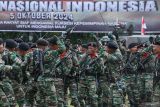 Sejumlah prajurit TNI AD meneriakkan yel-yelnya saat perayaan peringatan HUT ke 79 Tentara Nasional Indonesia (TNI) di Lapangan Blang Padang, Banda Aceh, Aceh, Sabtu (5/10/2024). HUT ke 79 TNI mengusung tema TNI bersama rakyat siap mengawal suksesi kepemimpinan untuk Indonesia Maju, serta peringatan HUT di Aceh juga dimeriahkan dengan atraksi bela diri prajurit dan defile pasukan dari berbagai kesatuan jajaran Kodam IM. ANTARA FOTO/Khalis Surry