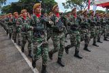 Sejumlah prajurit TNI mengikuti defile pasukan dalam perayaan peringatan HUT ke 79 Tentara Nasional Indonesia (TNI) di Lapangan Blang Padang, Banda Aceh, Aceh, Sabtu (5/10/2024). HUT ke 79 TNI mengusung tema TNI bersama rakyat siap mengawal suksesi kepemimpinan untuk Indonesia Maju, serta peringatan HUT di Aceh juga dimeriahkan dengan atraksi bela diri prajurit dan defile pasukan dari berbagai kesatuan jajaran Kodam IM. ANTARA FOTO/Khalis Surry