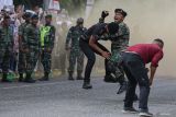 Sejumlah prajurit TNI AD menampilkan atraksi bela diri saat perayaan peringatan HUT ke 79 Tentara Nasional Indonesia (TNI) di Lapangan Blang Padang, Banda Aceh, Aceh, Sabtu (5/10/2024). HUT ke 79 TNI mengusung tema TNI bersama rakyat siap mengawal suksesi kepemimpinan untuk Indonesia Maju, serta peringatan HUT di Aceh juga dimeriahkan dengan atraksi bela diri prajurit dan defile pasukan dari berbagai kesatuan jajaran Kodam IM. ANTARA FOTO/Khalis Surry