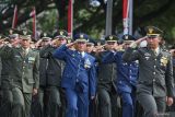 Sejumlah prajurit TNI memberi hormat saat defile pasukan dalam perayaan peringatan HUT ke 79 Tentara Nasional Indonesia (TNI) di Lapangan Blang Padang, Banda Aceh, Aceh, Sabtu (5/10/2024). HUT ke 79 TNI mengusung tema TNI bersama rakyat siap mengawal suksesi kepemimpinan untuk Indonesia Maju, serta peringatan HUT di Aceh juga dimeriahkan dengan atraksi bela diri prajurit dan defile pasukan dari berbagai kesatuan jajaran Kodam IM. ANTARA FOTO/Khalis Surry