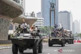 Warga dan prajurit TNI AD kendaraan tempur saat parade Alutsista di Bundaran HI, Jakarta, Sabtu (5/10/2024). Perayaan HUT ke-79 TNI di Jakarta menampilkan sebanyak 1.059 jenis Alutsista dan melibatkan 100.000 prajurit aktif. ANTARA FOTO/Zaky Fahreziansyah/wpa/rwa/gp