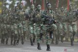 Sejumlah prajurit TNI AD berbaris menampilkan atraksi bela diri saat perayaan peringatan HUT ke 79 Tentara Nasional Indonesia (TNI) di Lapangan Blang Padang, Banda Aceh, Aceh, Sabtu (5/10/2024). HUT ke 79 TNI mengusung tema TNI bersama rakyat siap mengawal suksesi kepemimpinan untuk Indonesia Maju, serta peringatan HUT di Aceh juga dimeriahkan dengan atraksi bela diri prajurit dan defile pasukan dari berbagai kesatuan jajaran Kodam IM. ANTARA FOTO/Khalis Surry