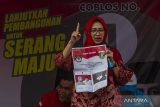 Calon Gubernur Banten nomor urut satu Airin Rachmi Diany menyampaikan orasi politik saat kampanye di Desa Cikande Permai, Kabupaten Serang, Banten, Sabtu (5/10/2024). Pada kesempatan tersebut Airin berjanji akan melaksanakan program pemberdayaan pemuda untuk menginisasi usaha serta mendukung peningkatan fasilitas pendidikan dan keterserapan peserta didik jika terpilih menjadi Gubernur Banten. ANTARA FOTO/Angga Budhiyanto/gp