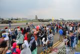 Warga menyaksikan pesawat yang dipamerkan di Bandara Husein Sastranegara, Bandung, Jawa Barat, Sabtu (5/10/2024). Pangkalan TNI AU Lanud Husein Sastranegara menggelar pameran terbuka pesawat angkut dan alutsista bagi masyarakat umum yang dilaksanakan dalam rangka memperingati HUT ke-79 TNI. ANTARA FOTO/Raisan Al Farisi/agr