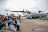 Warga menyaksikan pesawat CN 235-220 MPA dari skuadron 800 Wing Udara 1 Puspenerbal TNI yang akan dipamerkan di Bandara Husein Sastranegara, Bandung, Jawa Barat, Sabtu (5/10/2024). Pangkalan TNI AU Lanud Husein Sastranegara menggelar pameran terbuka pesawat angkut dan alutsista bagi masyarakat umum yang dilaksanakan dalam rangka memperingati HUT ke-79 TNI. ANTARA FOTO/Raisan Al Farisi/agr