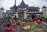 Pengunjung berjalan di salah satu wahana permainan di kawasan wisata Fairy Garden, Lembang, Kabupaten Bandung Barat, Jawa Barat, Sabtu (5/10/2024). Badan Pusat Statistik (BPS) mencatat perjalanan wisatawan nusantara pada Januari-Agustus 2024 meningkat sebesar 19,20 persen atau mencapai 674,60 juta perjalanan dibandingkan kumulatif periode yang sama pada tahun 2023. ANTARA FOTO/Abdan Syakura/agr
