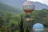 Pengunjung menaiki wahana balon udara di kawasan wisata The Lodge Maribaya, Lembang, Kabupaten Bandung Barat, Jawa Barat, Sabtu (5/10/2024). Badan Pusat Statistik (BPS) mencatat perjalanan wisatawan nusantara pada Januari-Agustus 2024 meningkat sebesar 19,20 persen atau mencapai 674,60 juta perjalanan dibandingkan kumulatif periode yang sama pada tahun 2023. ANTARA FOTO/Abdan Syakura/agr
