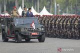 Presiden Joko Widodo (kanan) didampingi Panglima TNI Jenderal TNI Agus Subiyanto (kedua kanan) dan komandan upacara Mayjen TNI Djon Afriandi (kiri) memeriksa pasukan saat menjadi inspektur upacara Hari Ulang Tahun (HUT) ke-79 Tentara Nasional Indonesia (TNI) di Lapangan Silang Monumen Nasional (Monas), Gambir, Jakarta, Sabtu (5/10/2024). HUT ke-79 TNI tersebut mengangkat tema TNI Modern Bersama Rakyat Siap Mengawal Suksesi Kepemimpinan Nasional Untuk Indonesia Maju. ANTARA FOTO/Fauzan/nz/gp