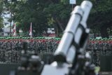 Sejumlah prajurit TNI AD berbaris usai mengikuti upacara peringatan HUT ke 79 Tentara Nasional Indonesia (TNI) di Lapangan Blang Padang, Banda Aceh, Aceh, Sabtu (5/10/2024). HUT ke 79 TNI mengusung tema TNI bersama rakyat siap mengawal suksesi kepemimpinan untuk Indonesia Maju, dan peringatan tersebut di Aceh juga dimeriahkan dengan atraksi bela diri prajurit dan defile pasukan dari berbagai kesatuan jajaran Kodam IM. ANTARA FOTO/Khalis Surry