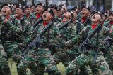 Sejumlah prajurit TNI AD meneriakkan yel-yelnya usai mengikuti upacara peringatan HUT ke 79 Tentara Nasional Indonesia (TNI) di Lapangan Blang Padang, Banda Aceh, Aceh, Sabtu (5/10/2024). HUT ke 79 TNI mengusung tema TNI bersama rakyat siap mengawal suksesi kepemimpinan untuk Indonesia Maju, dan peringatan tersebut di Aceh juga dimeriahkan dengan atraksi bela diri prajurit dan defile pasukan dari berbagai kesatuan jajaran Kodam IM. ANTARA FOTO/Khalis Surry